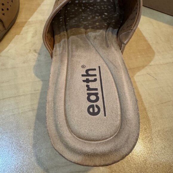 NWT and Box Earth Dark Natural Wendy's Wedge Sandals Sz 9.5 - Picture 6 of 11
